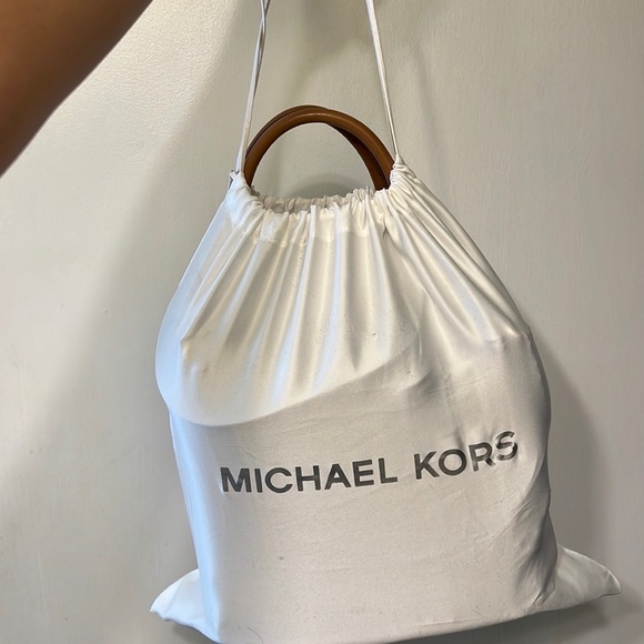 Michael Kors Mercer Logo Medium Messenger Bag - Picture 6 of 17